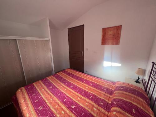 La villa De Lina 431 -Self Check In - في جالارجو له مونتو: غرفة نوم بسرير في غرفة صغيرة