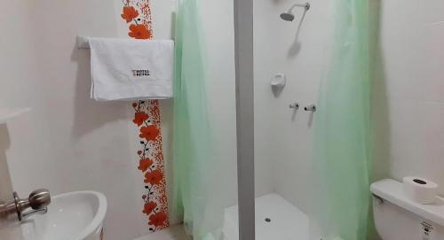 Ένα μπάνιο στο Hotel Reyna