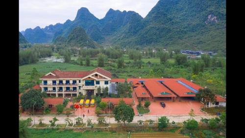 een luchtzicht op een gebouw met bergen op de achtergrond bij Khách Sạn Bản Giốc Quây Sơn in Lũng Niêo