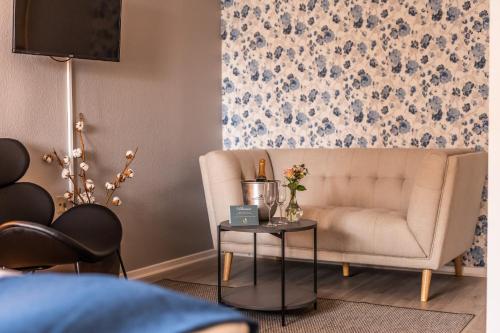 a living room with a couch and a table at Marsk Hotellet in Højer