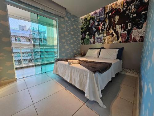 une chambre avec un lit avec un tableau sur le mur dans l'établissement Lindo AP completo em Cabo Frio, à Cabo Frio