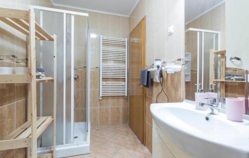 ein Badezimmer mit einem weißen Waschbecken und einer Dusche in der Unterkunft Apartment near the center/beach in Pula