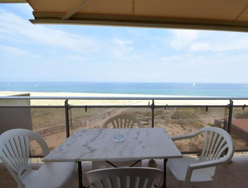 une table et des chaises sur un balcon avec vue sur l'océan dans l'établissement HOSSEGOR RAYON VERT - En front de mer superbe vue océan, plages, Pyrénées, estacade et pinède, à Soorts-Hossegor