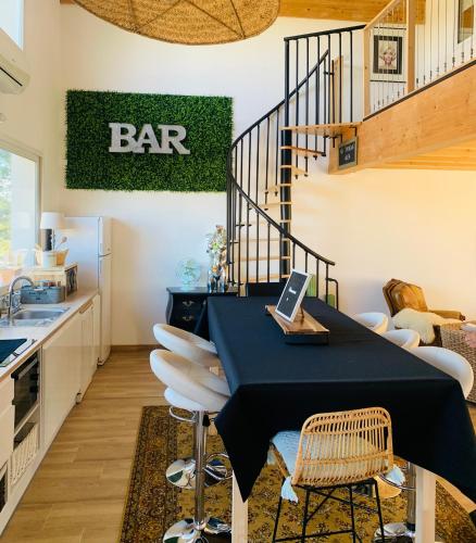 une salle à manger avec une table et une cuisine dans l'établissement La Villa d ´Emma, à Juvignac