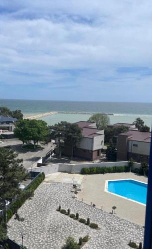 Kolam renang di atau dekat dengan Serenity Sea View Apartment