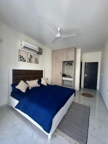 - une chambre avec un grand lit et une couverture bleue dans l'établissement Happiness is homemade, à Mohali