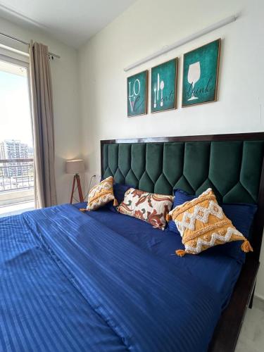 - une chambre avec un lit bleu et des oreillers dans l'établissement Happiness is homemade, à Mohali