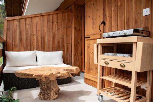 Cette chambre comprend un lit, une table et un banc. dans l'établissement Studio cabine « Au Loup Blanc », à Saint-Gervais-les-Bains