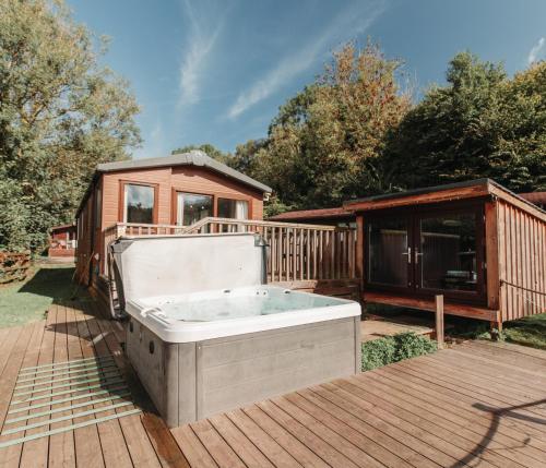 Fotografie z fotogalerie ubytování Herons Lake Retreat Hot Tub Lodges v destinaci Caerwys
