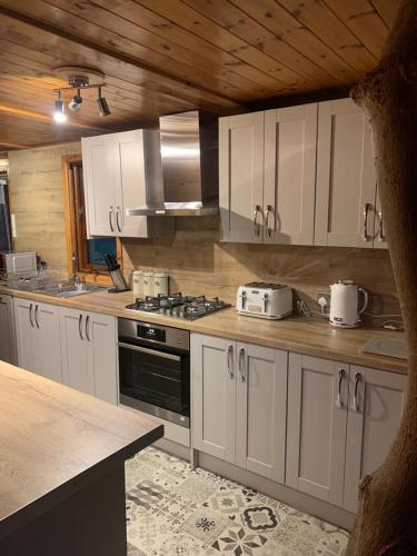 Kuchyň nebo kuchyňský kout v ubytování Herons Lake Retreat Hot Tub Lodges