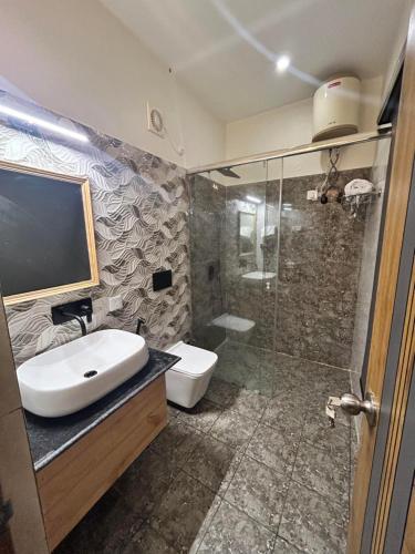 達蘭薩拉的住宿－Heryk Hillview Hotel，一间带水槽和淋浴的浴室
