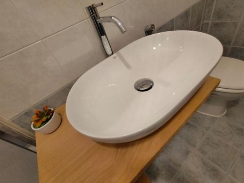 lavandino bianco in bagno con servizi igienici di Luma casa Vacanze Cefalù a Cefalù