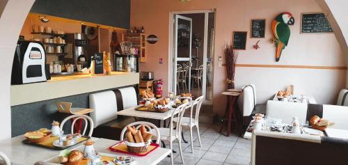 ห้องอาหารหรือที่รับประทานอาหารของ Hôtel Orange Marine