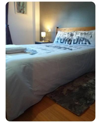 - un grand lit blanc avec un oreiller dans l'établissement Apartamento Near airport, à La Laguna