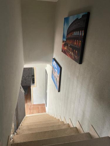 una escalera con dos cuadros en la pared y una pintura en Il Borghetto en Mentana