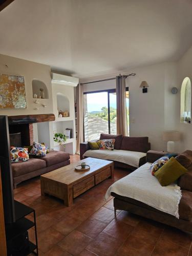 un salon avec deux canapés et une table basse dans l'établissement Gianni Location Palombaggia, à Porto-Vecchio