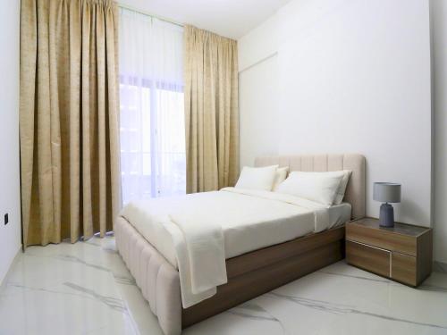 杜拜的住宿－VESTA - Dubai Residence，一间卧室设有一张大床和一个窗户。