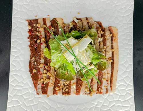 um prato branco com uma sanduíche com alface em LOGIS Auberge DE LA TRUFFE em Sorges