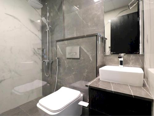 杜拜的住宿－VESTA - Dubai Residence，浴室配有卫生间、盥洗盆和淋浴。