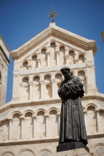 a statue of a man standing in front of a building at Vsuite livingchic in Cagliari