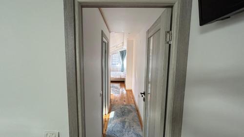 a hallway with a door leading into a room at La Casa Verde in Buşteni