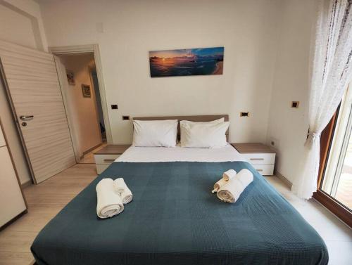 ein Schlafzimmer mit einem großen Bett mit Handtüchern darauf in der Unterkunft Holiday House Mentina in Minori