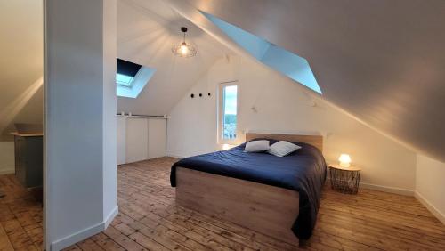 Ένα ή περισσότερα κρεβάτια σε δωμάτιο στο Appartement cosi au cœur de la Venise Normande