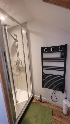 Ένα μπάνιο στο Appartement cosi au cœur de la Venise Normande