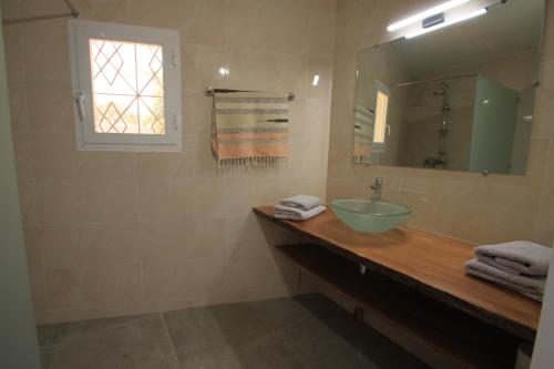 a bathroom with a sink and a mirror at Amour Sénégal in Ngaparou