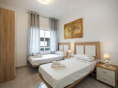 1 dormitorio con 2 camas y ventana en Central Alicante Urban Escape en Alicante