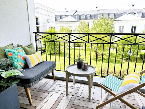 a balcony with a table and chairs on a balcony at *New* Livy 6 pax Appart Disney in Serris
