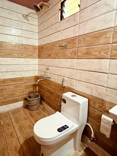 uma casa de banho com um WC e um lavatório em Stay In Woods em Bogmalo