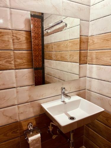 uma casa de banho com um lavatório e um espelho em Stay In Woods em Bogmalo