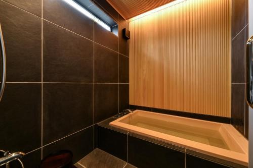 Un baño de 天然木曽ひのきのお風呂がある貸切民泊 志ろきや