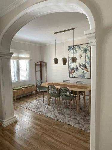 a dining room with a table and chairs at Villa Suérte del Mar in Torrevieja