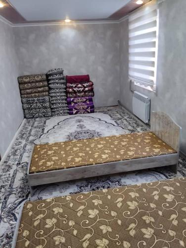1 Schlafzimmer mit 2 Betten in einem Zimmer in der Unterkunft Eshinbay in Sary-Mogul