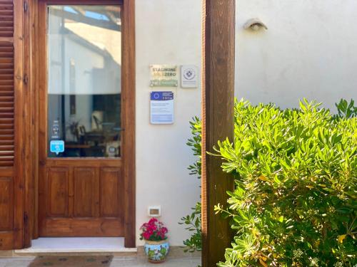 une porte ouverte d'un bâtiment avec un pot de fleurs dans l'établissement Stagnone Area Zero, à Birgi Vecchi
