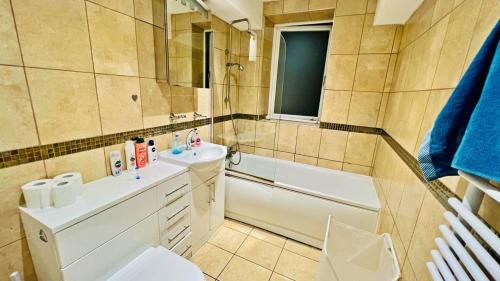 Ванная комната в Private Rooftop Terrace! Luxury London Penthouse, Unforgettable Views, Prime Location
