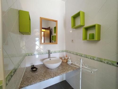 a bathroom with a sink and a mirror at Casa do Terreiro in Cujó