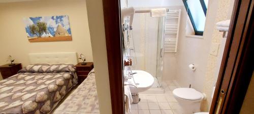 トッレ・サンタ・スザンナにあるMasseria San Nicola B&Bのバスルーム(ベッド1台、シャワー、トイレ付)