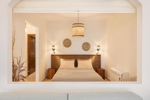 een slaapkamer met een groot bed in een kamer bij PENNY LUXURY APARTMENTS in Kokkari