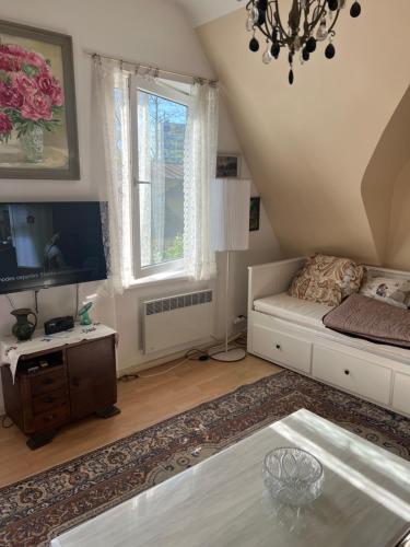 - un salon avec un canapé et une télévision dans l'établissement Квартира, à Jurmala