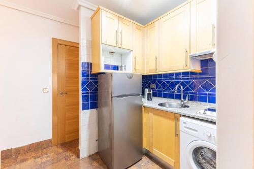 een kleine keuken met een koelkast en een wastafel bij Apartamento en Madrid Centro in Madrid