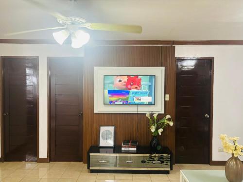 Transient Homestay Eastwood Baanにあるテレビまたはエンターテインメントセンター