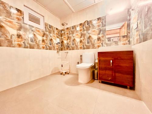 uma casa de banho com um WC e um lavatório em Heaven of Tree Lodge em Pulukan