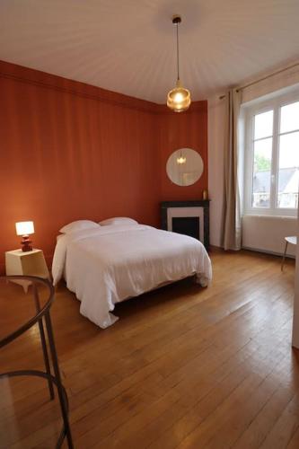 - une chambre avec un lit blanc dans un mur rouge dans l'établissement Appartement 3 chambres - Proche centre-ville Nevers, à Coulanges-lès-Nevers