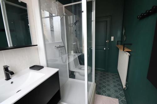 une salle de bain avec une douche, un lavabo et des toilettes dans l'établissement Appartement 3 chambres - Proche centre-ville Nevers, à Coulanges-lès-Nevers