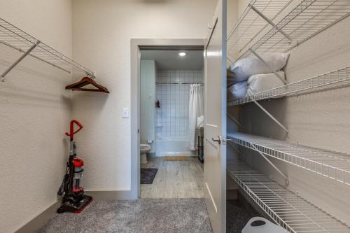 Ένα μπάνιο στο Trendy Condo on Riverwalk Free Parking Pet Friendly Centrally Located on the Riverwalk