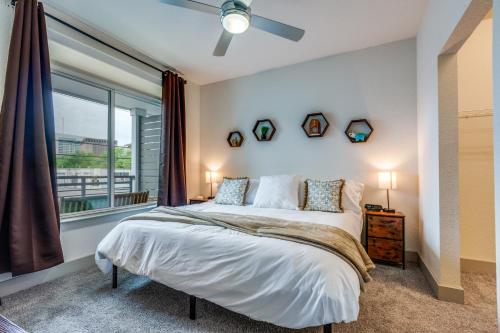 Ένα ή περισσότερα κρεβάτια σε δωμάτιο στο Trendy Condo on Riverwalk Free Parking Pet Friendly Centrally Located on the Riverwalk