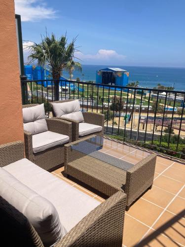 Ático con Vistas al Mar y con Piscina frente a Castillo Sohail